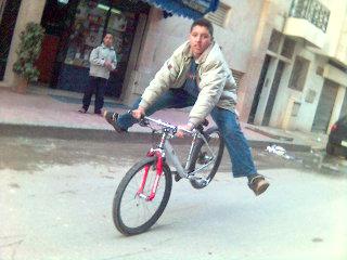 moi en stopie avec le velo de mon amis